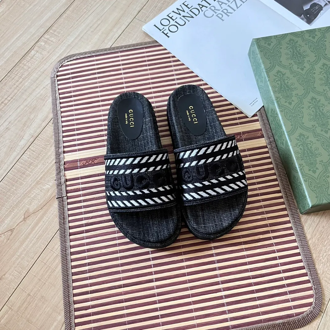 👟👟Ex-factory price 420👟👟 High-end women's shoes Gucci's latest limited edition thick-soled slippers. Top quality sale. Purchase authentic products. The material and craftsmanship are consistent with the original. Upper: original special printing process. Lining: dyed sheepskin. Outsole: Italian private model outsole. Size: 35-43M standard size. 41, 42 custom-made and non-refundable. Sole thickness: 5.5cm. Forefoot 4cm.